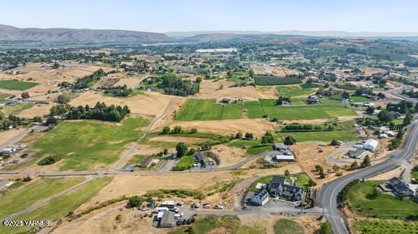 921 Tibbling Rd, Selah, WA 98942 - aerial view of property's location featuring a mountain backdrop
