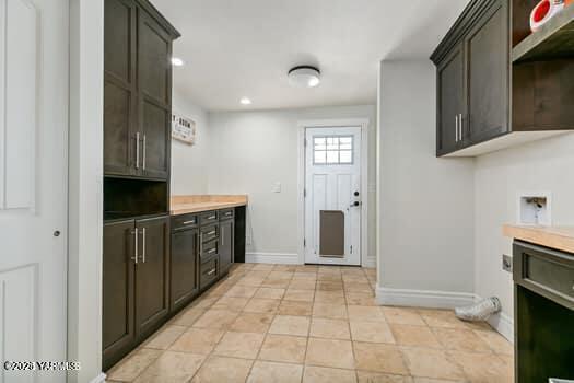 921 Tibbling Rd, Selah, WA 98942 - washroom with cabinet space, electric dryer hookup, baseboards, and recessed lighting