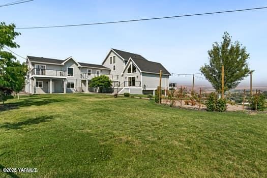921 Tibbling Rd, Selah, WA 98942 - back of house with a lawn