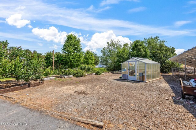 131 Katie Ln, Selah, WA 98942 - view of yard with a greenhouse, a garden, and an outbuilding
