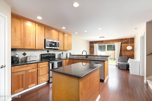 310 W Riverview Ave Unit C, Selah, WA 98942 - kitchen with appliances with stainless steel finishes, a peninsula, a center island, dark wood finished floors, and recessed lighting