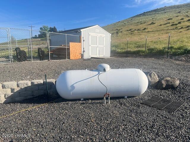 522 Adobe Way, Selah, WA 98942 - exterior view of propane tank and fence