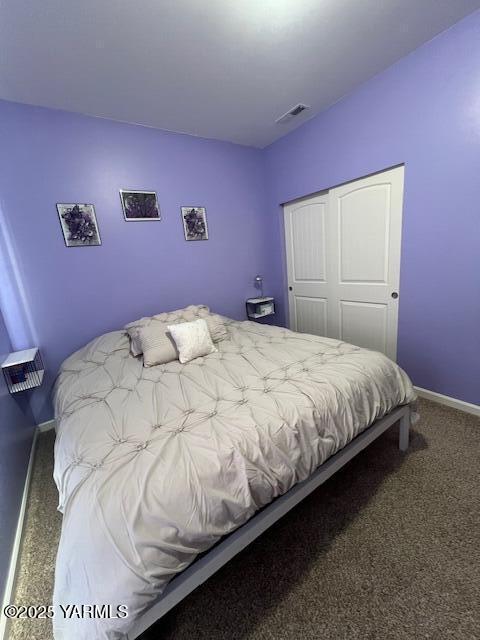 522 Adobe Way, Selah, WA 98942 - carpeted bedroom featuring baseboards and a closet