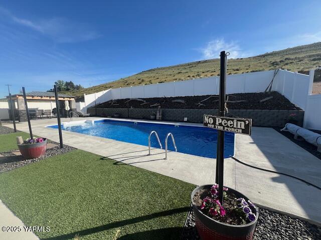 522 Adobe Way, Selah, WA 98942 - view of swimming pool featuring a fenced backyard and a patio