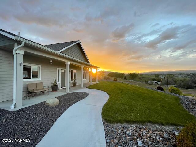 522 Adobe Way, Selah, WA 98942 - yard at dusk featuring a yard