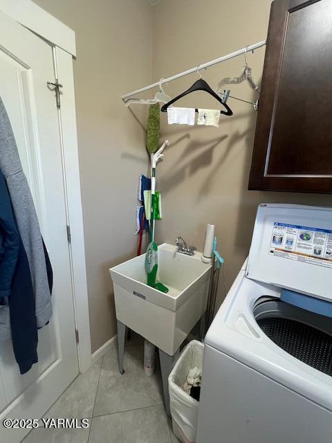 522 Adobe Way, Selah, WA 98942 - clothes washing area featuring washer / dryer, light tile patterned floors, and cabinet space