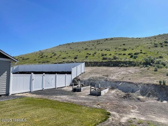 522 Adobe Way, Selah, WA 98942 - view of yard featuring fence and a gate