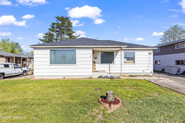bungalow featuring a front lawn