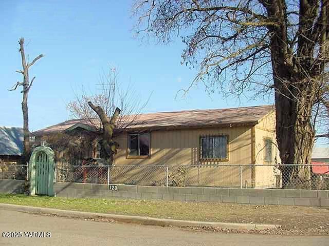 view of front of house with a fenced front yard