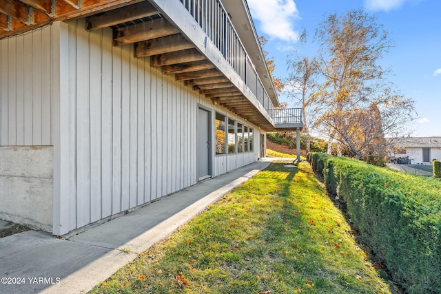 view of side of property featuring a lawn