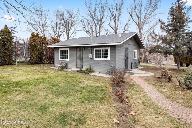 view of front of property with a front lawn