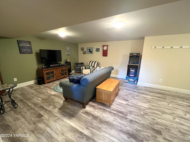 31 Gilbert Rd, Zillah, WA 98953 - living area with light wood-style flooring