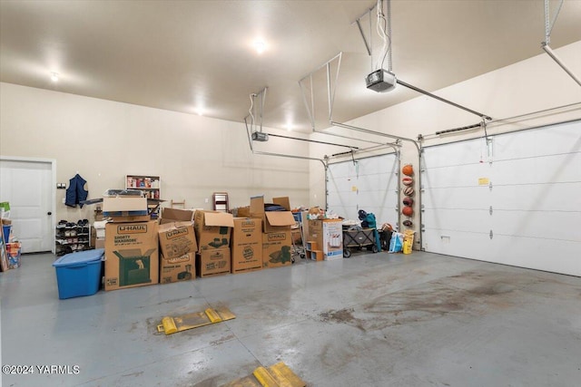 31 Gilbert Rd, Zillah, WA 98953 - garage with a garage door opener