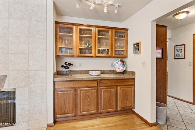 bar featuring baseboards