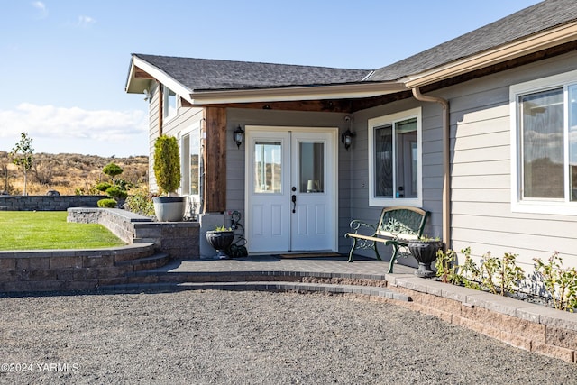 entrance to property with a shingled roof