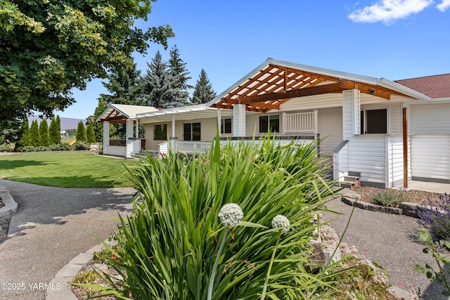 5252 US Highway 12, Yakima, WA 98908 - view of front of property featuring a front lawn, a porch, and a pergola