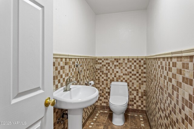5252 US Highway 12, Yakima, WA 98908 - bathroom with tile walls and a wainscoted wall