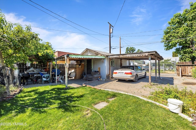 708 S 8th St, Yakima, WA 98901 - view of front facade with an attached carport and driveway