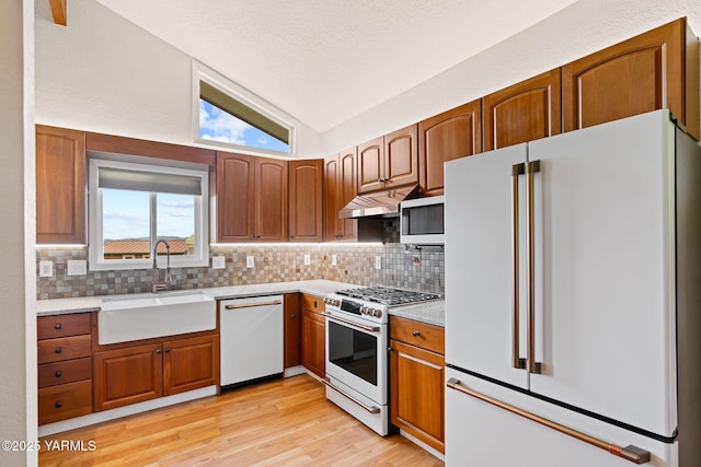 1312 Dazet Rd, Yakima, WA 98908 - kitchen with white appliances, a sink, decorative backsplash, lofted ceiling, and light wood-style flooring