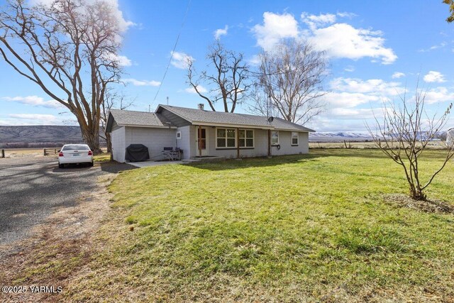 view of front of property featuring a front lawn and driveway