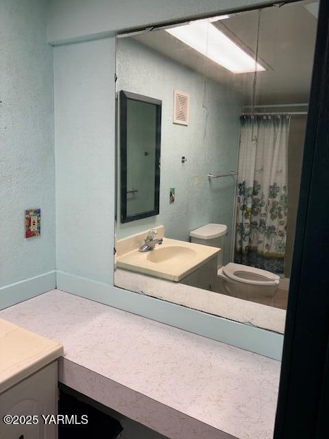 full bathroom featuring vanity, baseboards, toilet, and a shower with curtain