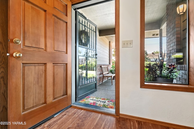 101 N 48th Ave Unit 31A, Yakima, WA 98908 - foyer with wood finished floors and baseboards