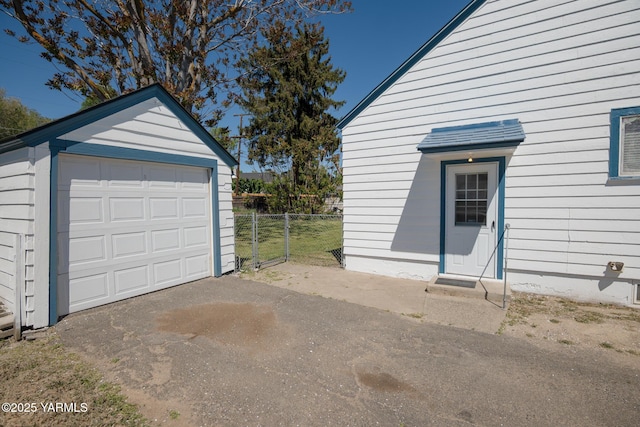 1012 S 29th Ave, Yakima, WA 98902 - detached garage featuring fence and asphalt driveway