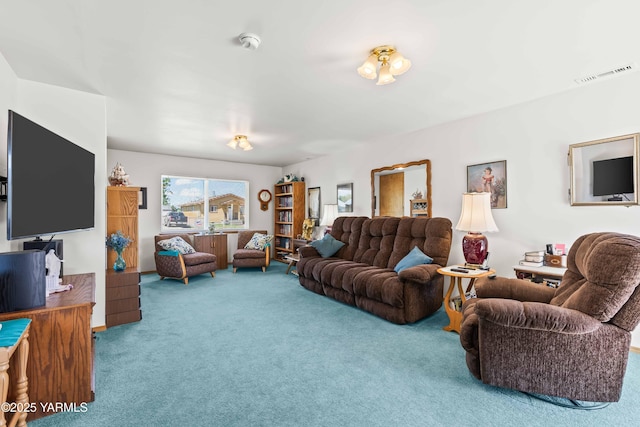 516 N Elm St, Toppenish, WA 98948 - view of carpeted living area