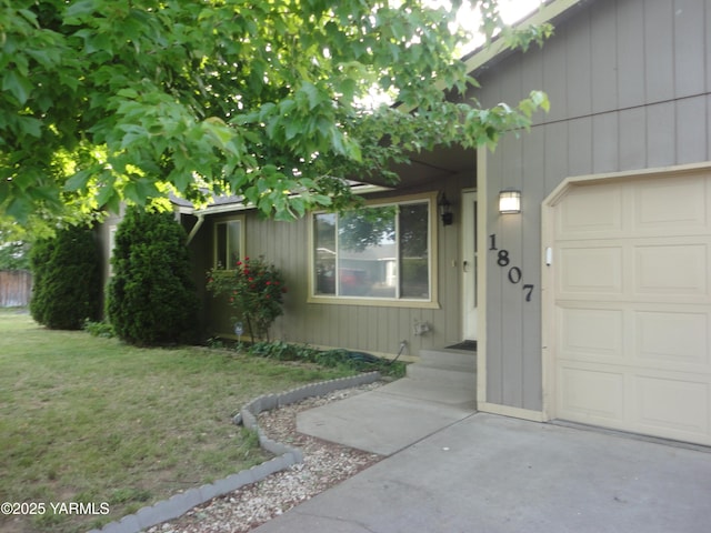 1807 Parsons Loop, Yakima, WA 98908 - property entrance with a garage and a lawn