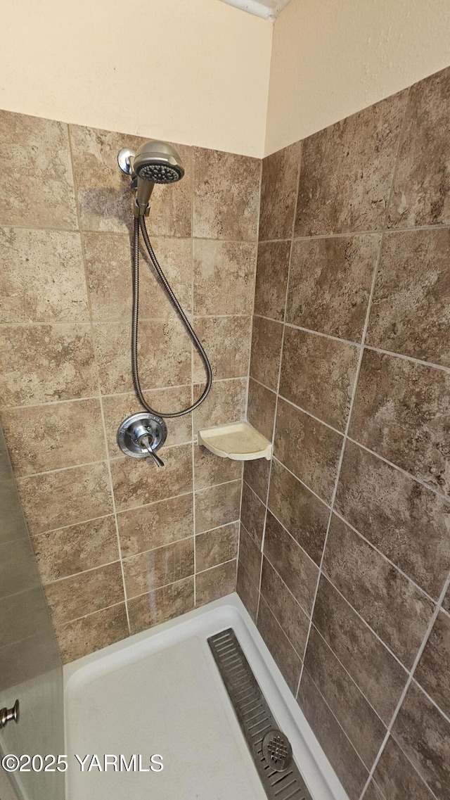 807 S 11th Ave, Yakima, WA 98908 - bathroom featuring a tile shower