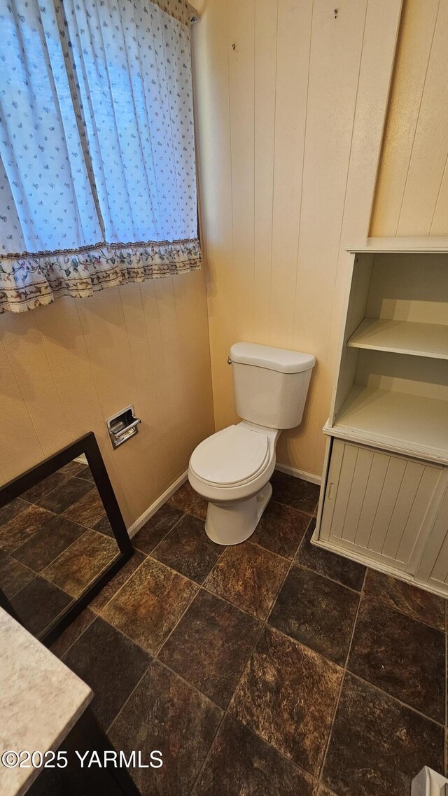 807 S 11th Ave, Yakima, WA 98908 - bathroom with toilet and stone tile floors