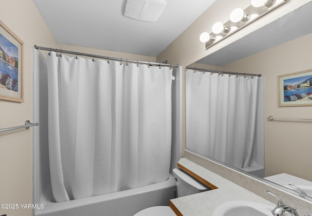 full bath with shower / bath combination with curtain, vanity, and toilet