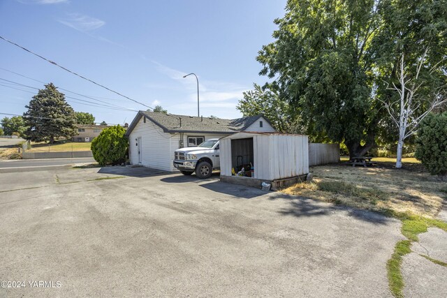 702 S 72nd Ave, Yakima, WA 98908 - view of garage
