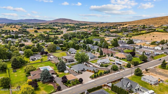 8 N 96th Ave, Yakima, WA 98908 - aerial perspective of suburban area featuring mountains