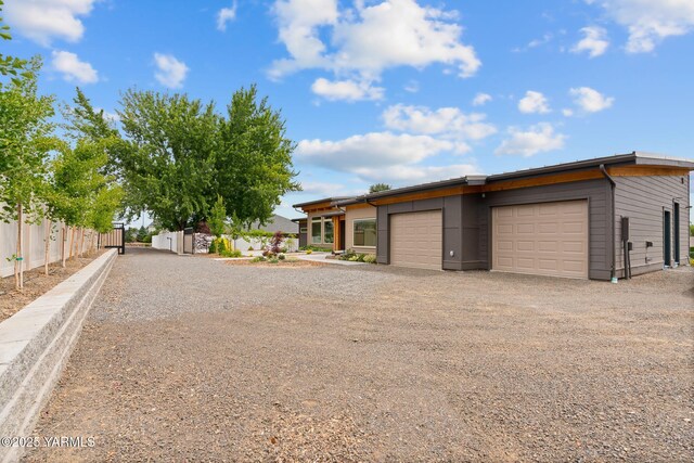 8 N 96th Ave, Yakima, WA 98908 - garage featuring dirt driveway