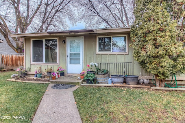 view of front of property featuring a front yard and fence