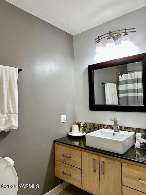 1115 S 20th Ave `, Unit Yakima, WA 98902 - full bathroom featuring vanity, baseboards, decorative backsplash, and toilet