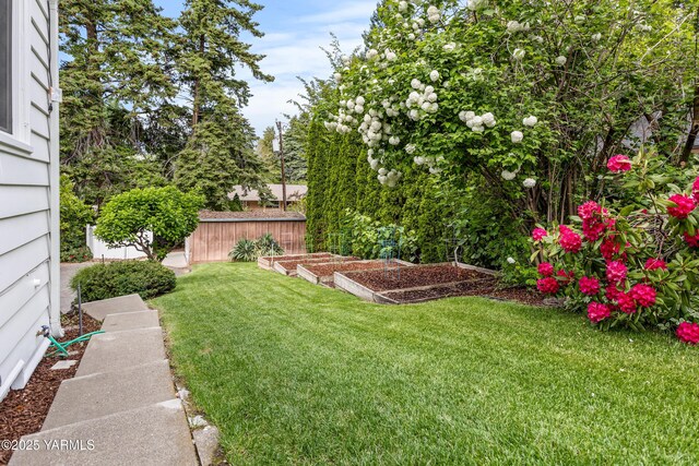 view of yard featuring a garden