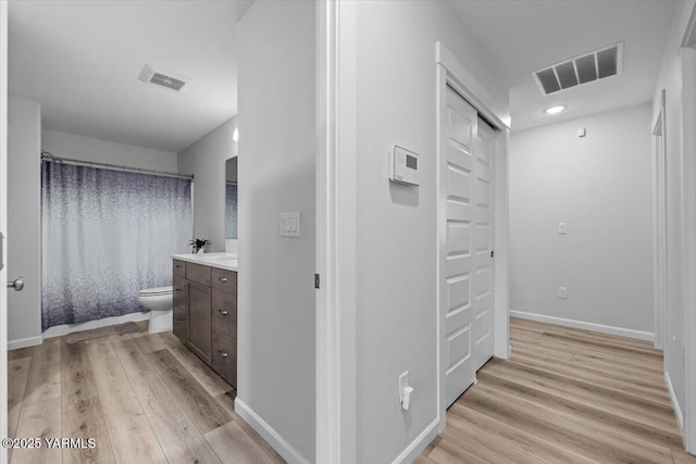 19700 N Beers Rd, Prosser, WA 99350 - hall featuring light wood-style flooring