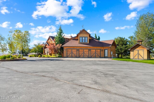 view of front facade with a garage and driveway