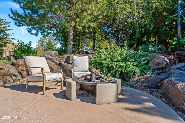 view of patio with an outdoor fire pit