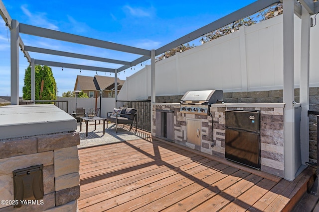 7302 Crown Crest Ave, Yakima, WA 98903 - deck with a fenced backyard