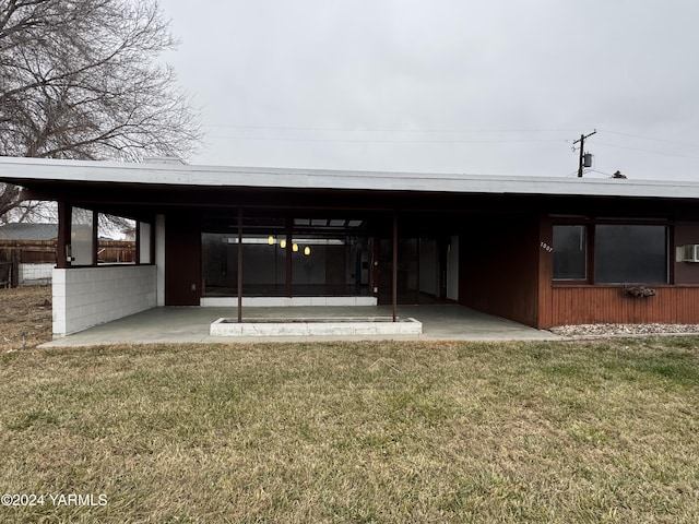 back of house featuring a lawn