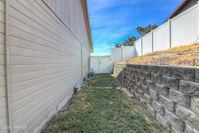 617 Westwind Dr, Zillah, WA 98953 - view of side of property featuring a yard, a fenced backyard, and a gate