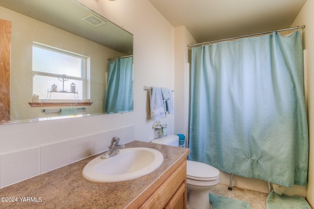 617 Westwind Dr, Zillah, WA 98953 - bathroom with a shower with shower curtain, visible vents, vanity, and toilet