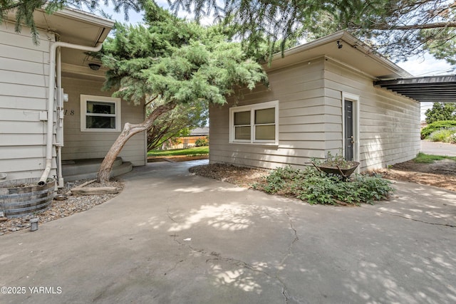 118 Glen Dr, Zillah, WA 98953 - view of home's exterior with a patio area