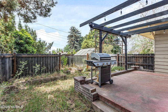 118 Glen Dr, Zillah, WA 98953 - fenced backyard featuring a greenhouse, an outdoor structure, and a pergola