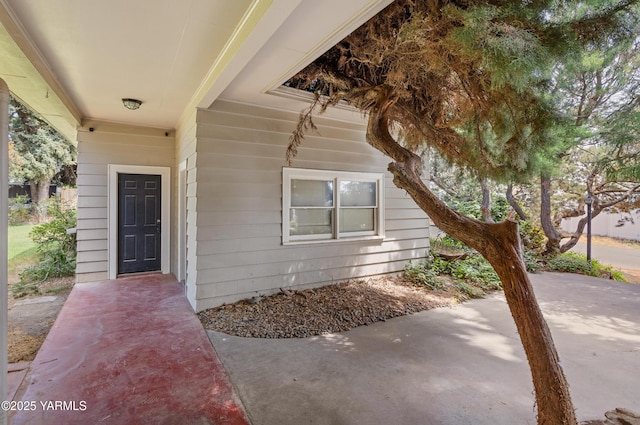 118 Glen Dr, Zillah, WA 98953 - doorway to property featuring a patio area