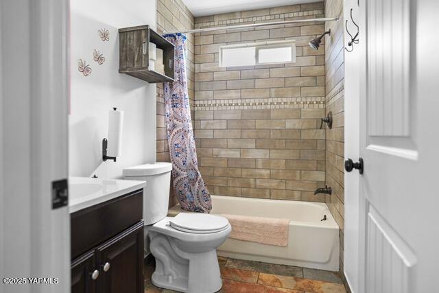 1319 S 15th Ave, Yakima, WA 98902 - full bath with vanity, shower / tub combo, and toilet