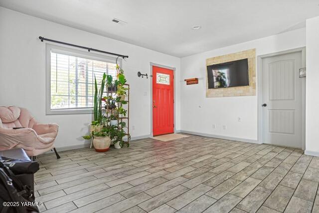 1319 S 15th Ave, Yakima, WA 98902 - entrance foyer featuring light wood-style floors and baseboards